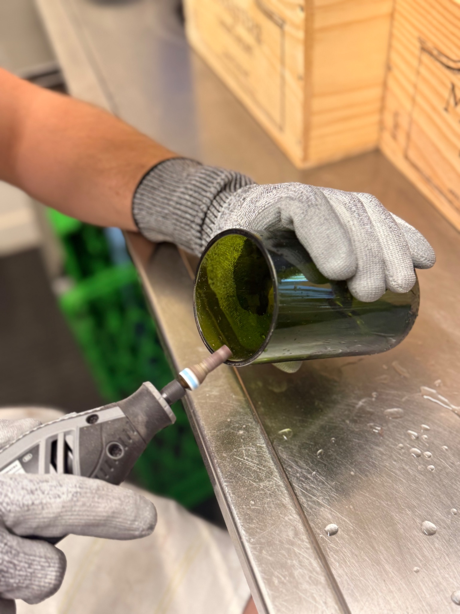 Finition d'un verre ReVerre à l'atelier